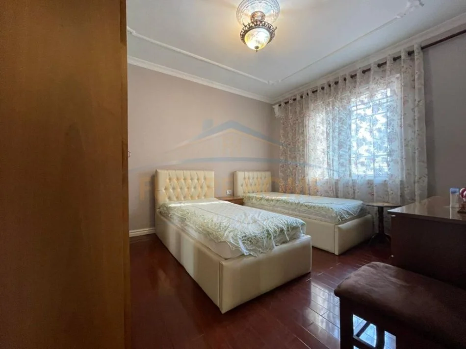 Tirane, jepet me qera apartament 2+1 Kati 4, 100 m² 1.100 € (Libri Universitar, Bllok)