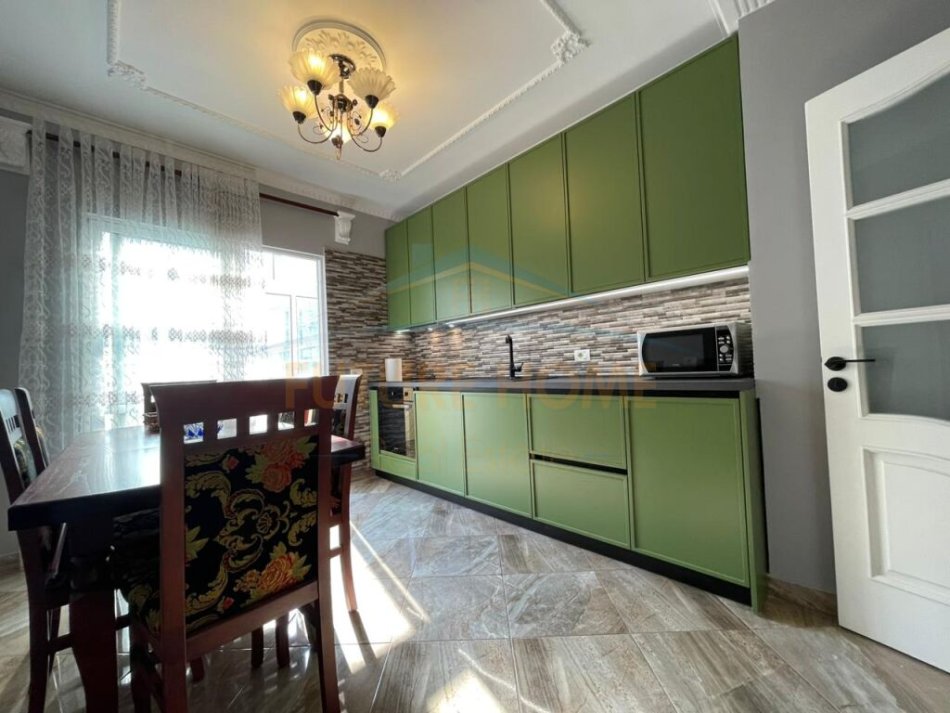 Tirane, jepet me qera apartament 2+1+Ballkon Kati 4, 100 m² 1.100 € (Bllok , Libri Universitar)