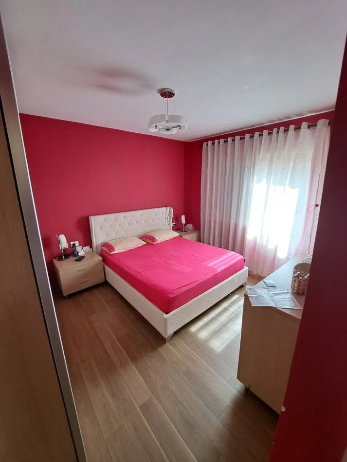 Tirane, jepet me qera apartament 3+1 Kati 4, 80 m² 900 € (Piramida)