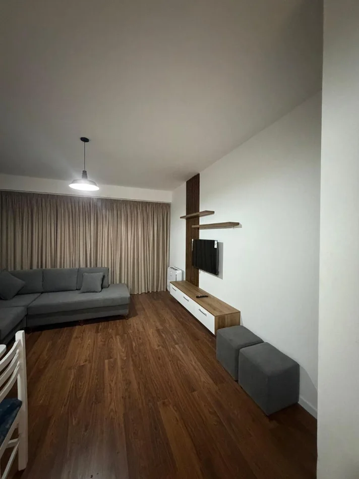 Tirane, jepet me qera 1+1 Kati 5, 75 m² 490 € 