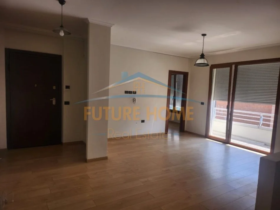 Tirane, jepet me qera ambjent biznesi Kati 7, 101 m² 1.000 € (Bulevardi Gjergj Fishta)