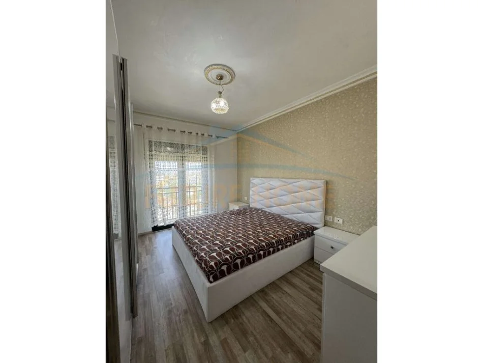 Tirane, jepet me qera apartament 2+1 Kati 4, 105 m² 650 € 