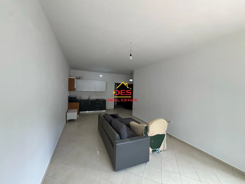 Vlore, jepet me qera apartament 1+1+Ballkon Kati 2, 70 m² 250 € (Rruga Çamëria)