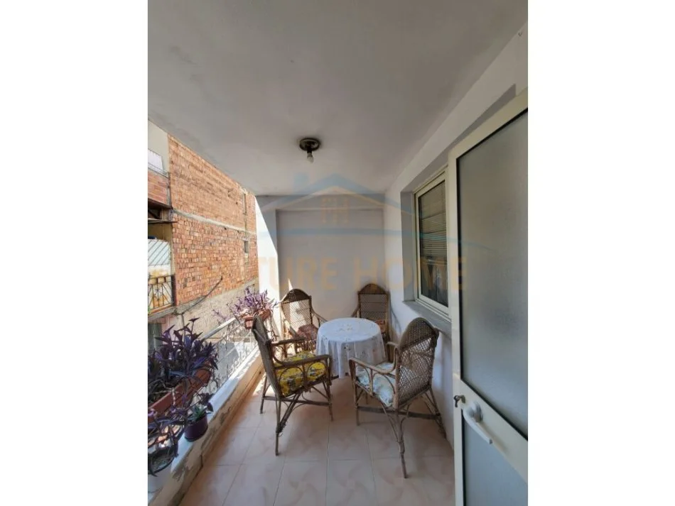 Tirane, jepet me qera apartament 3+1+Ballkon Kati 2, 180 m² 500 € (Brryli)