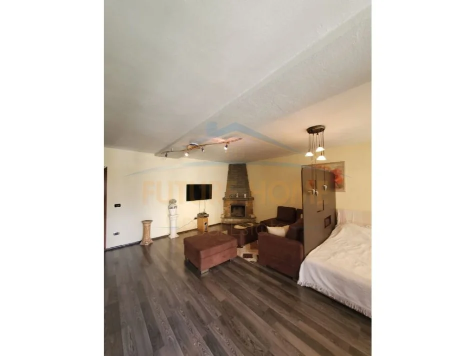 Tirane, jepet me qera apartament 3+1+Ballkon Kati 2, 180 m² 500 € (Brryli)