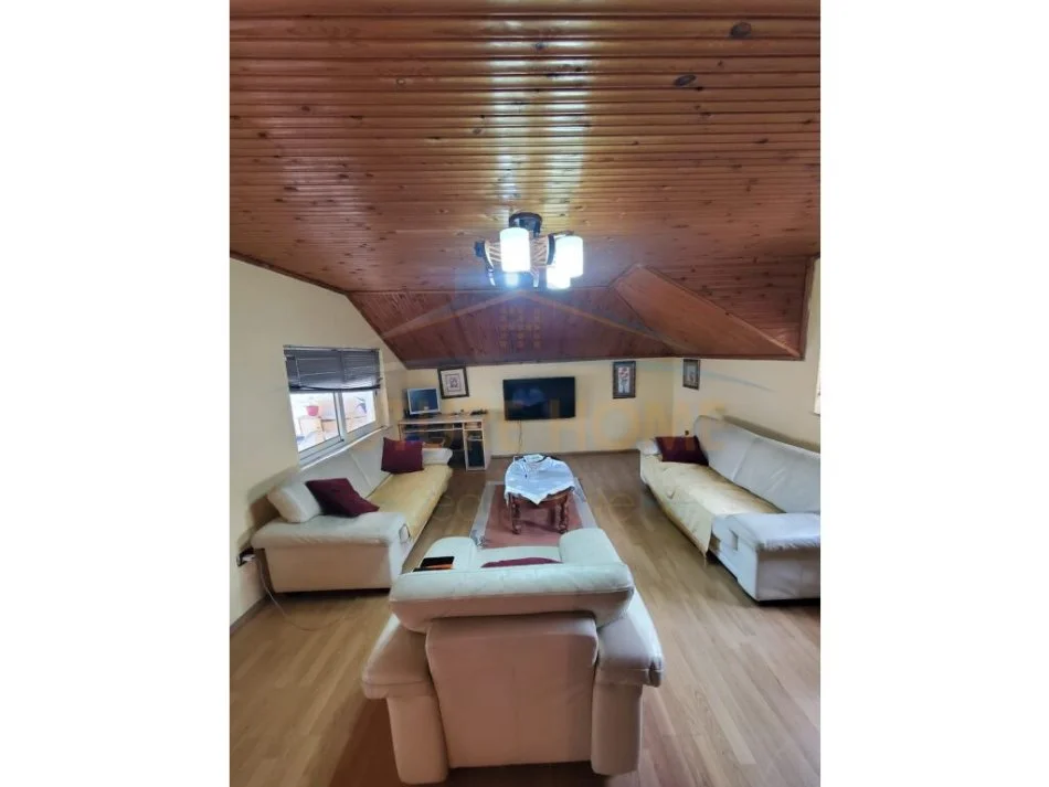 Tirane, jepet me qera apartament 2+1 Kati 2, 180 m² 600 € (Brryl, Tirane)