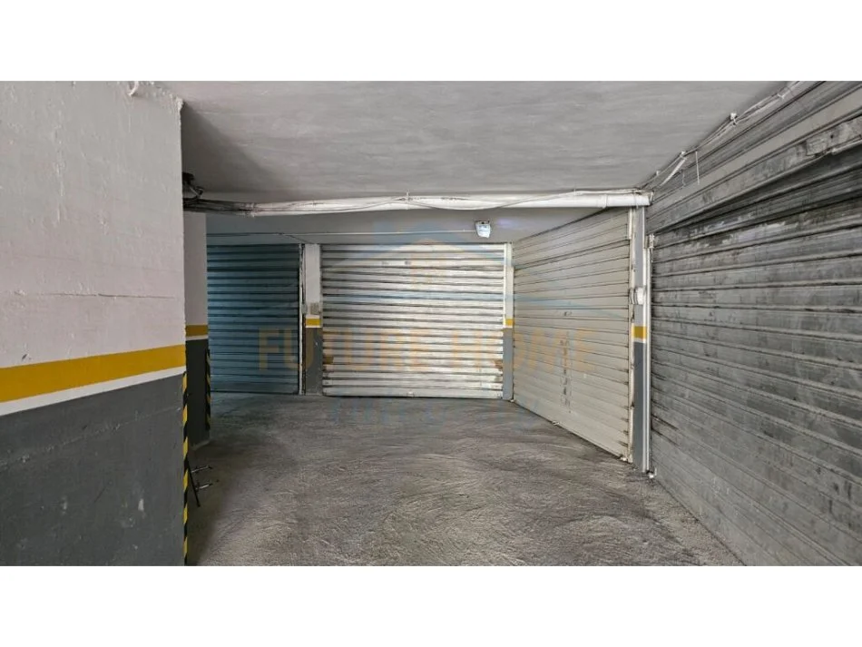 Tirane, jepet me qera apartament 2+1+Aneks+Ballkon Kati 8, 112 m² 800 € (Rruga e Elbasanit)