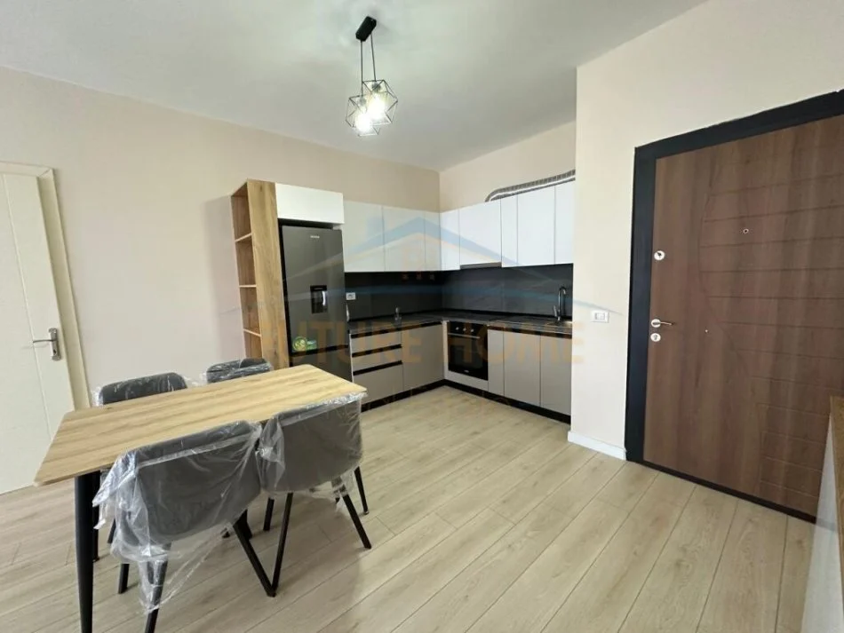 Tirane, jepet me qera apartament 2+1 Kati 8, 105 m² 550 € (Fusha e Aviacionit)
