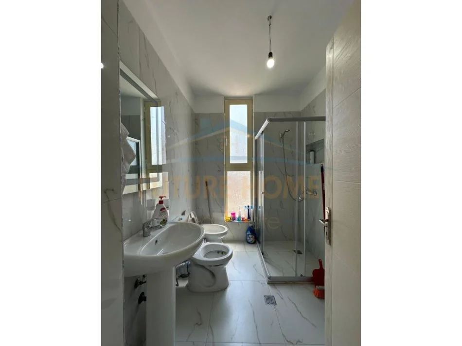 Tirane, jepet me qera apartament 2+1 Kati 8, 105 m² 550 € (Fusha e Aviacionit)
