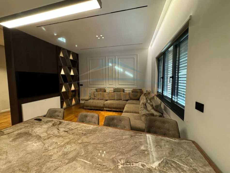 Durres, jepet me qera apartament 3+1+Aneks+Ballkon Kati 4, 120 m² 1.200 € (Rruga Egnatia , prane qendres Blue star .)