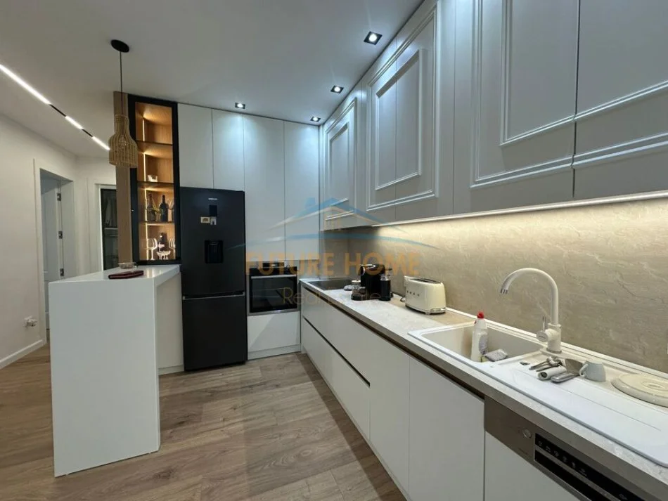 Tirane, jepet me qera apartament 2+1+Aneks+Ballkon Kati 4, 113 m² 1.400 € (Rruga e Kavajes)