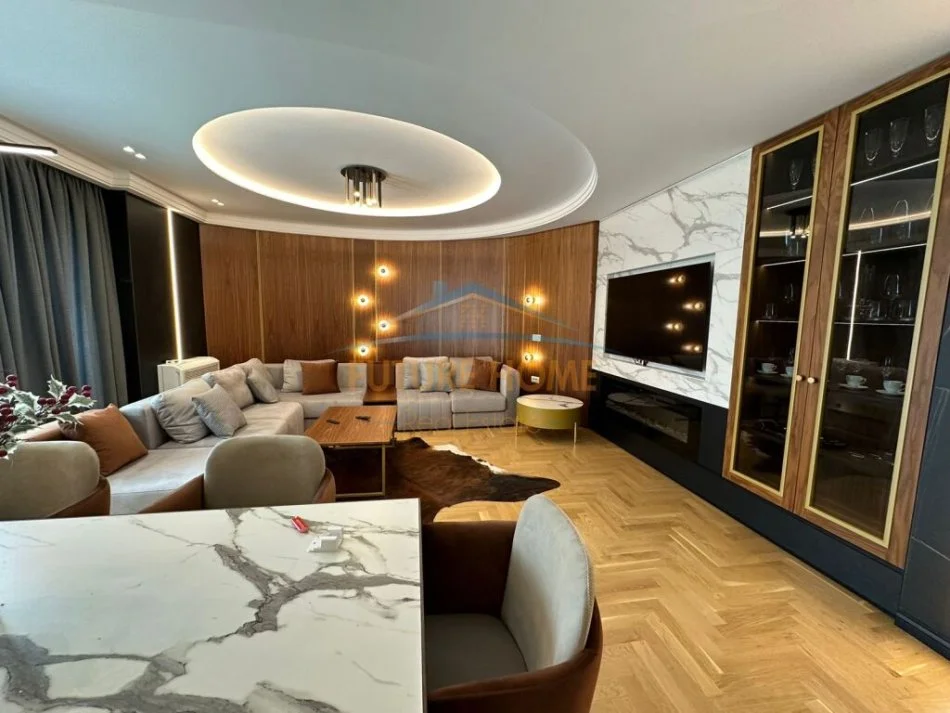 Tirane, jepet me qera apartament 2+1+Ballkon Kati 4, 1.600 € (Rruga e Kavajes)