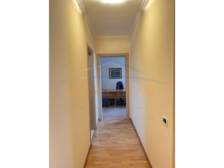 Tirane, jepet me qera apartament 1+1+Ballkon Kati 2, 70 m² 700 € (Komuna e Parisit)