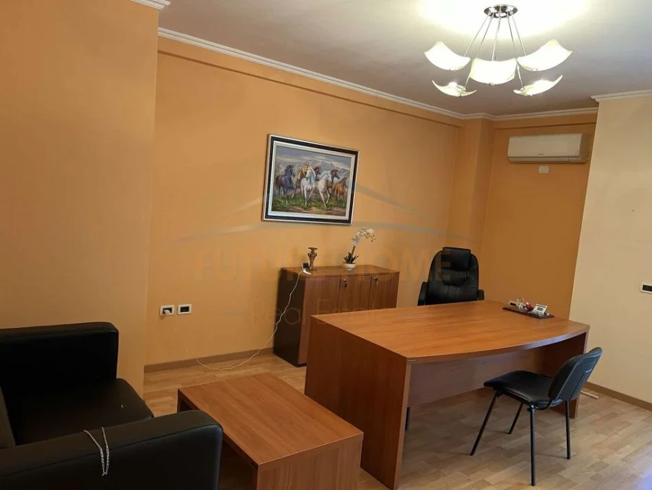 Tirane, jepet me qera apartament 1+1+Ballkon Kati 2, 70 m² 700 € (Komuna e Parisit)