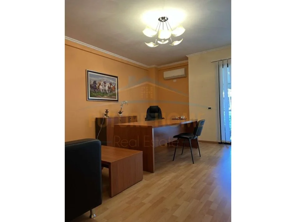 Tirane, jepet me qera apartament 1+1+Ballkon Kati 2, 70 m² 700 € (Komuna e Parisit)