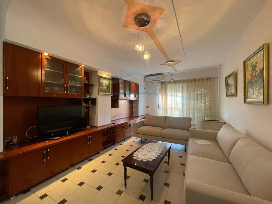 Tirane, jepet me qera apartament 2+1+Ballkon Kati 4, 114 m² 650 € (Rruga e Barrikadave)