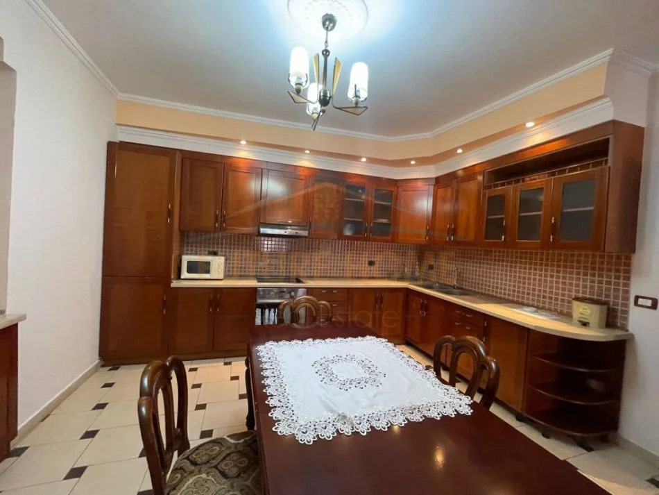 Tirane, jepet me qera apartament 2+1+Ballkon Kati 4, 114 m² 650 € (Rruga e Barrikadave)