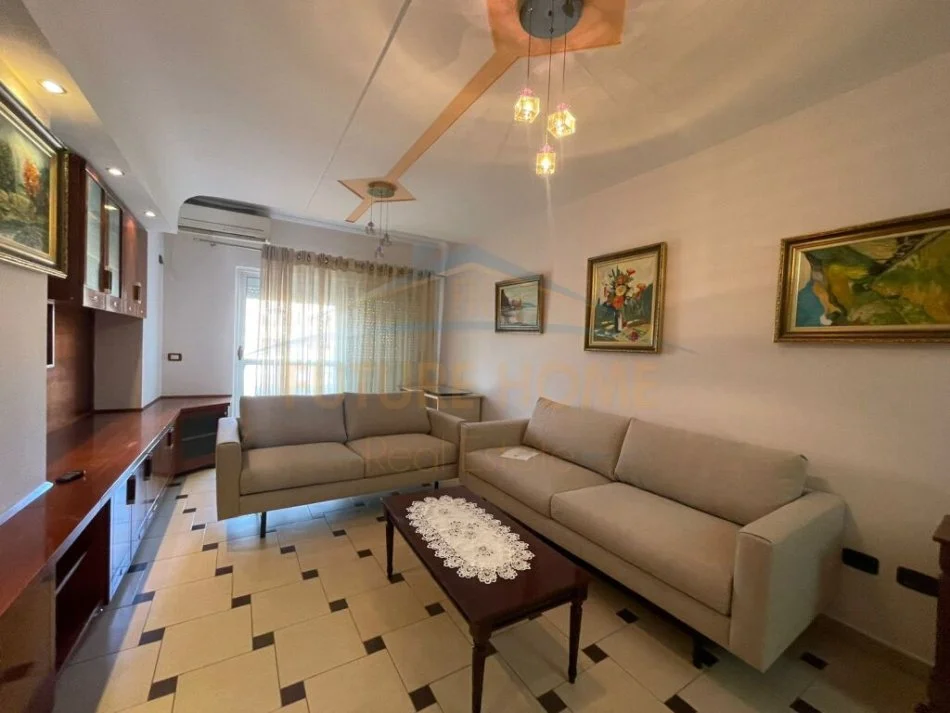 Tirane, jepet me qera apartament 2+1 Kati 4, 114 m² 650 € (Rruga e Barrikadave)