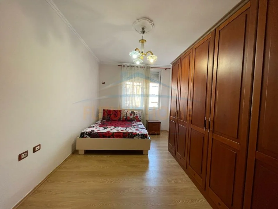 Tirane, jepet me qera apartament 2+1+Ballkon Kati 4, 114 m² 650 € (Rruga e Barrikadave)