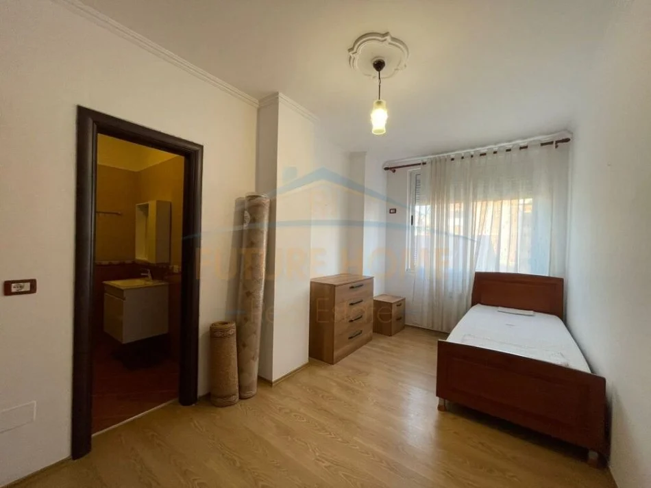 Tirane, jepet me qera apartament 2+1+Ballkon Kati 4, 114 m² 650 € (Rruga e Barrikadave)