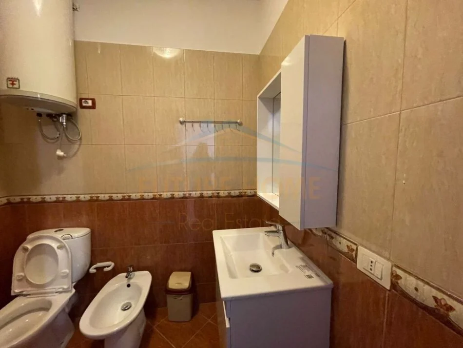 Tirane, jepet me qera apartament 2+1+Ballkon Kati 4, 114 m² 650 € (Rruga e Barrikadave)
