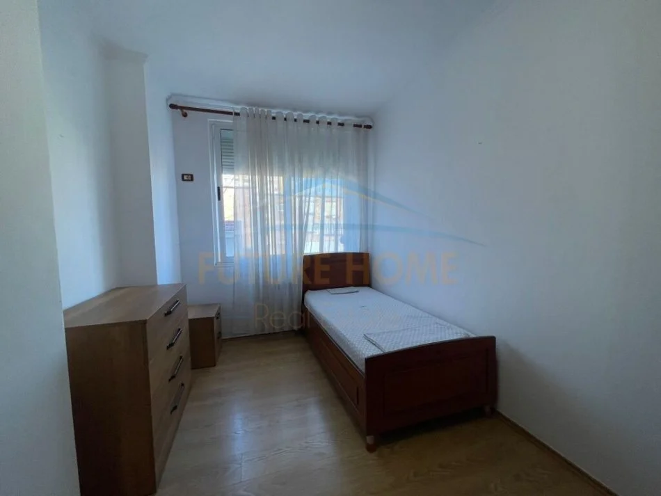 Tirane, jepet me qera apartament 2+1 Kati 4, 114 m² 650 € (Rruga e Barrikadave)