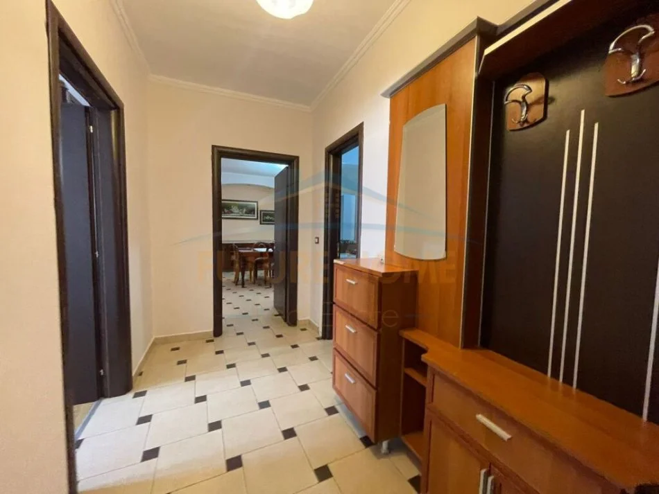 Tirane, jepet me qera apartament 2+1 Kati 4, 114 m² 650 € (Rruga e Barrikadave)