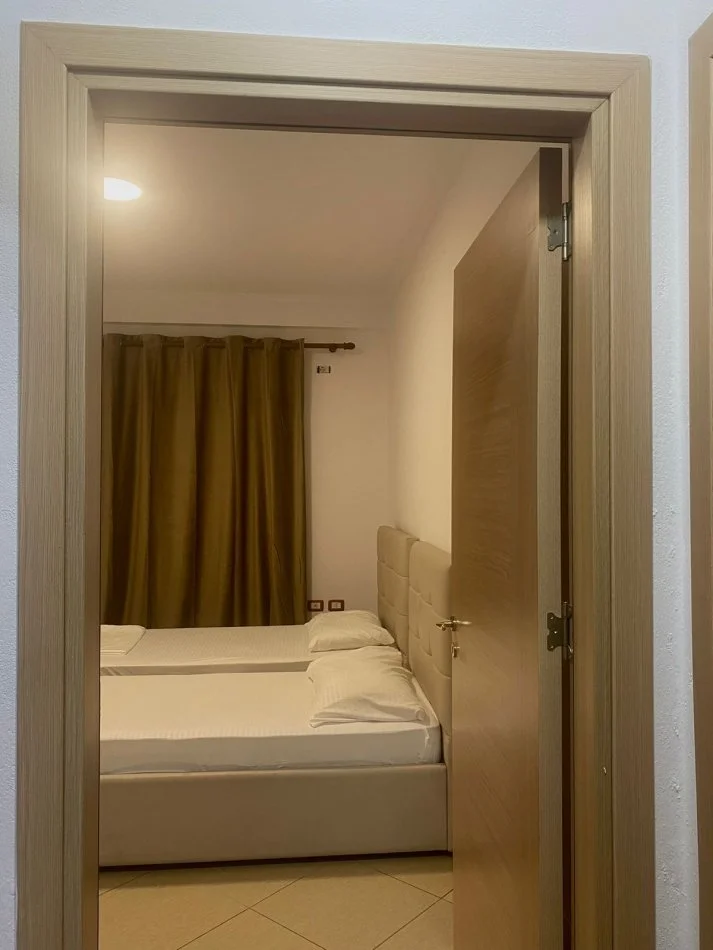 Tirane, jepet me qera apartament 1+1+Ballkon Kati 2, 70 m² 500 € (Yzberisht)