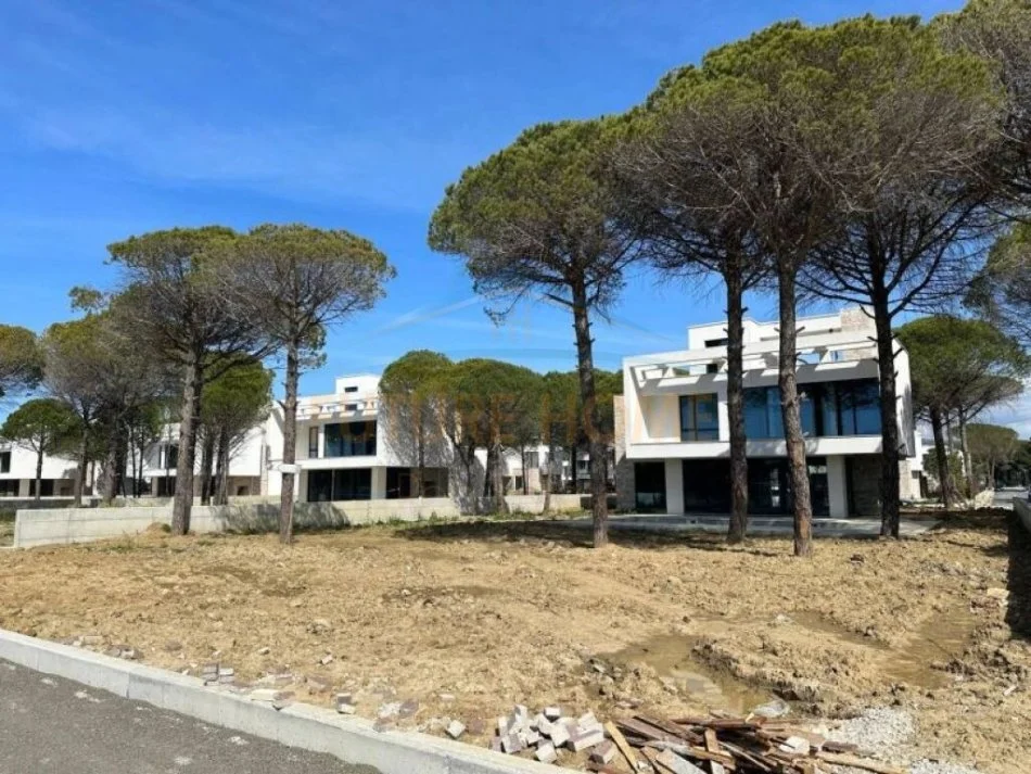 Durres, shitet Vile 5+1 Kati 0, 1.784 m² 1.800.000 € (San pietro,Gjiri I Lalzit)