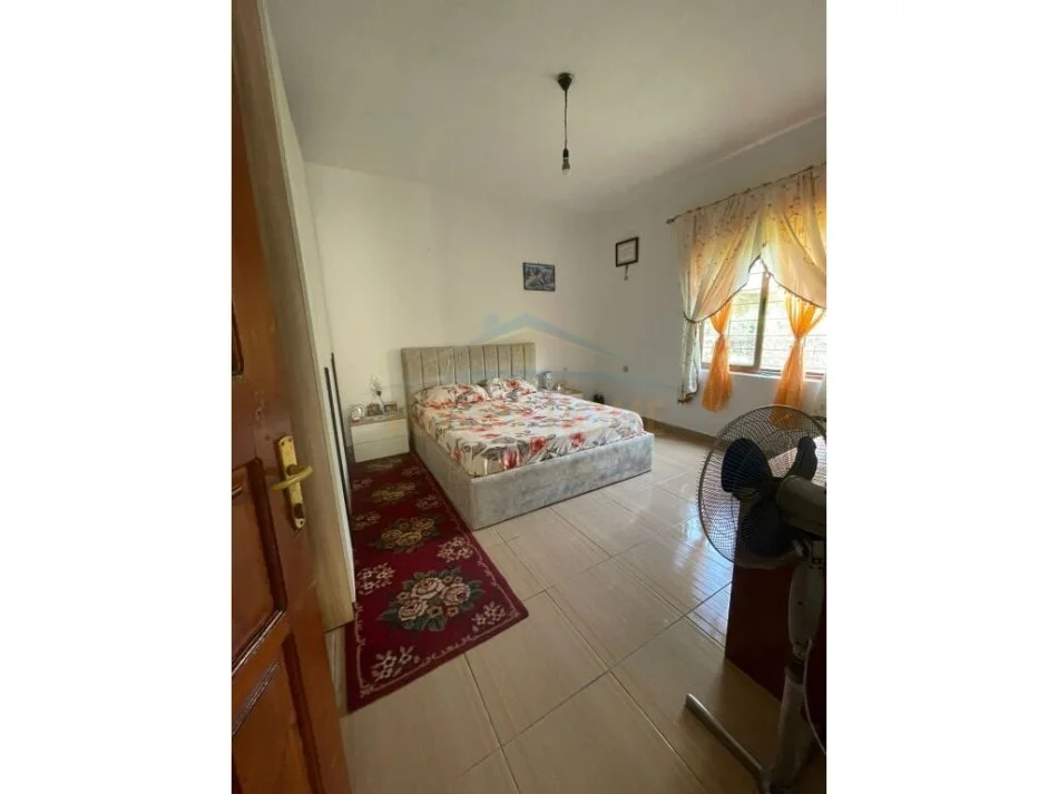 Tirane, shitet shtepi 2+1+Aneks+Ballkon Kati 1, 187 m² 130.000 € (Kthesa e Kamzes)