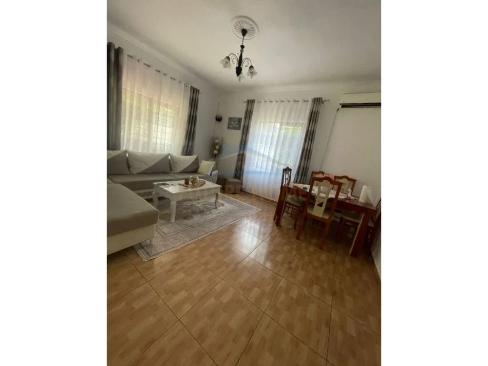 Tirane, shitet shtepi 2+1+Aneks+Ballkon Kati 1, 187 m² 130.000 € (Kthesa e Kamzes)