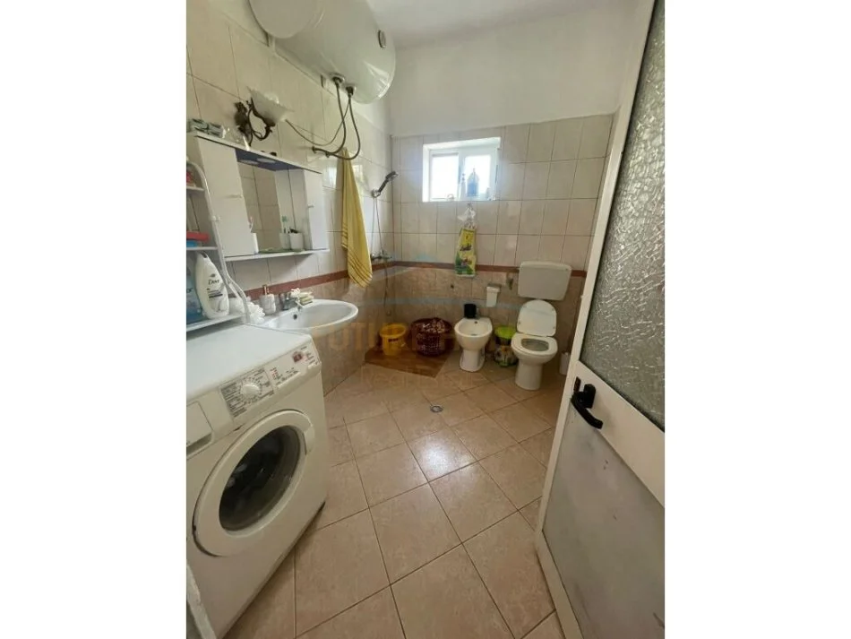 Tirane, shitet shtepi 2+1+Aneks+Ballkon Kati 1, 187 m² 130.000 € (Kthesa e Kamzes)