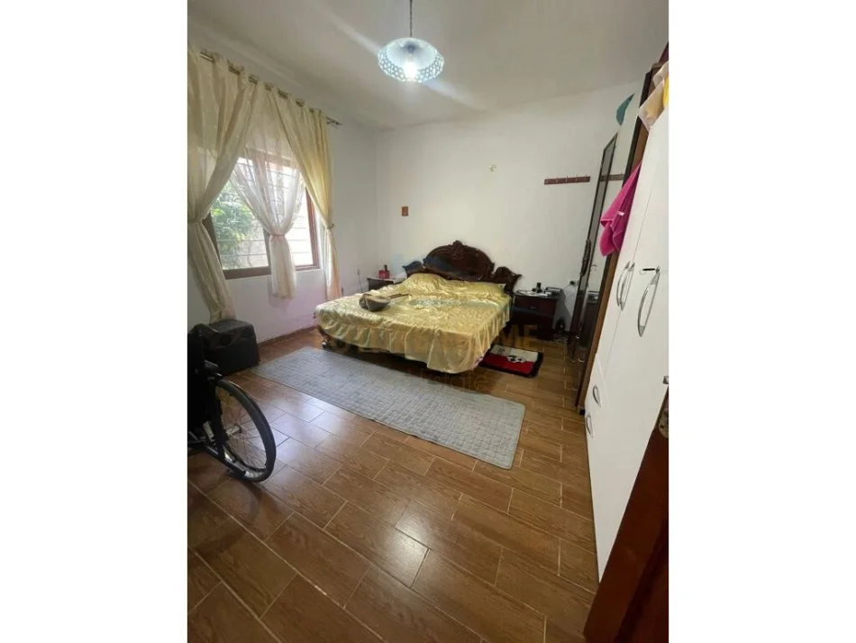 Tirane, shitet shtepi 2+1+Aneks+Ballkon Kati 1, 187 m² 130.000 € (Kthesa e Kamzes)