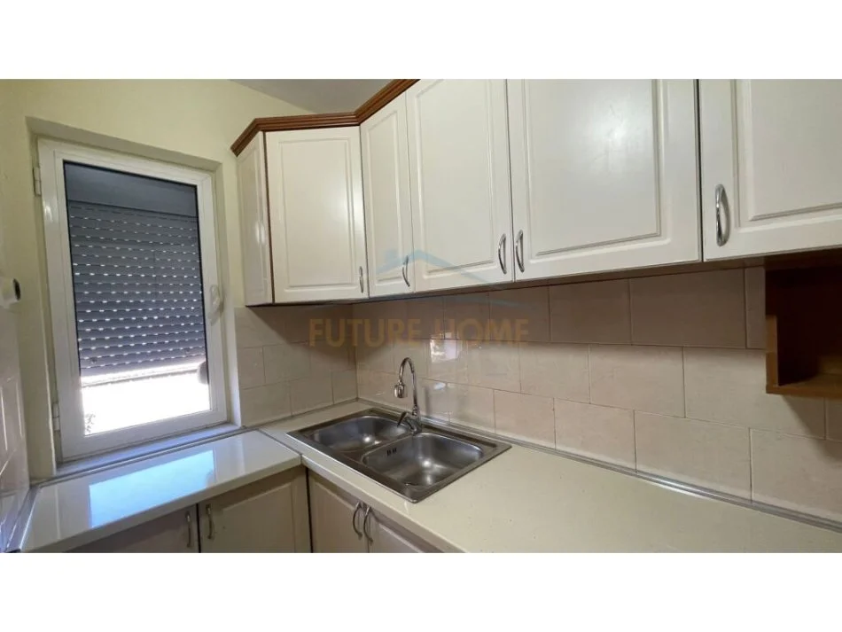 Tirane, jepet me qera apartament 1+1+Aneks+Ballkon Kati 2, 53 m² 450 € (Rruga Bardhyl)
