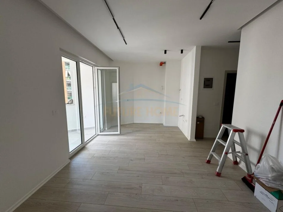Tirane, jepet me qera apartament 1+1+Ballkon Kati 4, 66 m² 400 € (Unaza e Re)