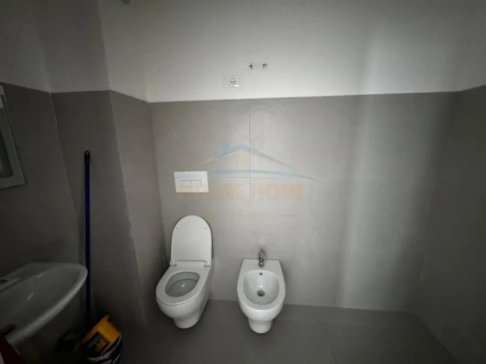 Tirane, jepet me qera apartament 1+1+Ballkon Kati 4, 66 m² 400 € (Unaza e Re)