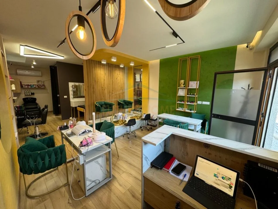 Tirane, jepet me qera dyqan Kati 1, 52 m² 900 € (Porcelan)