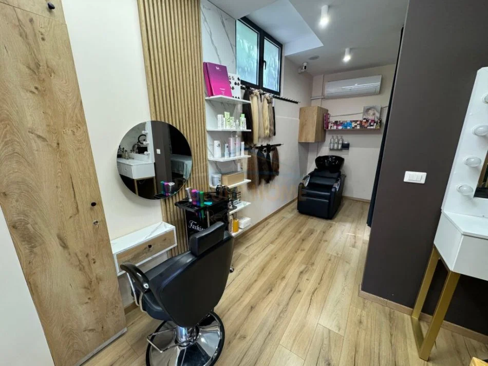 Tirane, jepet me qera ambjent biznesi Kati 0, 50 m² 800 € 