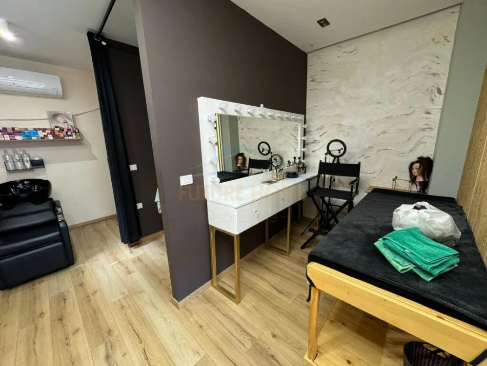 Tirane, jepet me qera dyqan Kati 1, 52 m² 900 € (Porcelan)