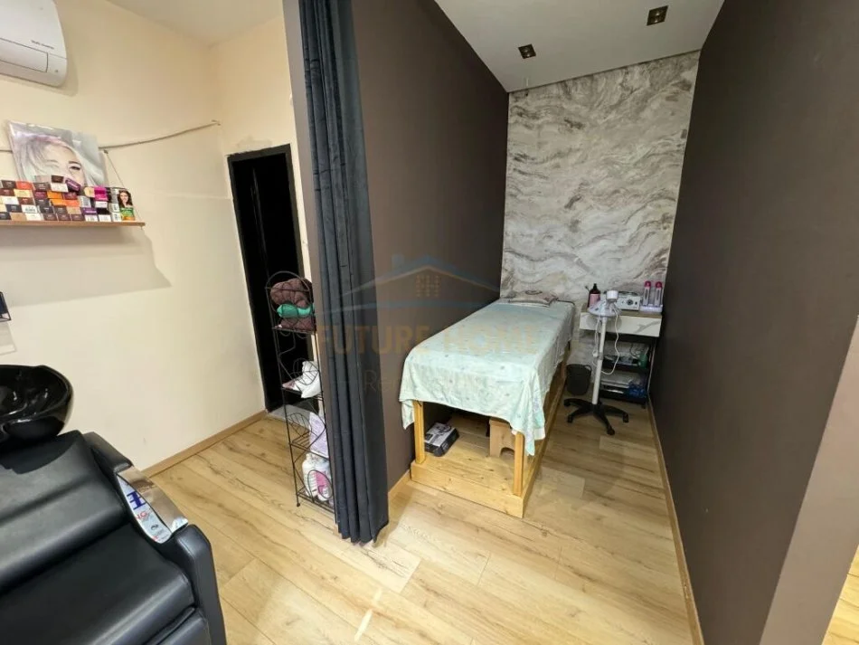 Tirane, jepet me qera ambjent biznesi Kati 0, 50 m² 800 € 