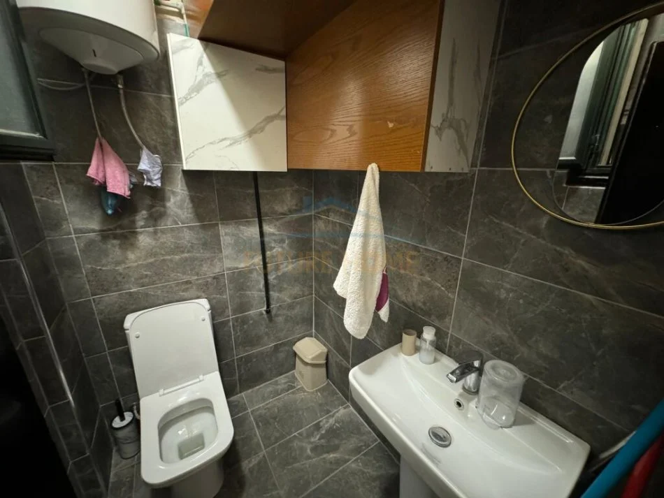 Tirane, jepet me qera ambjent biznesi Kati 0, 50 m² 800 € 