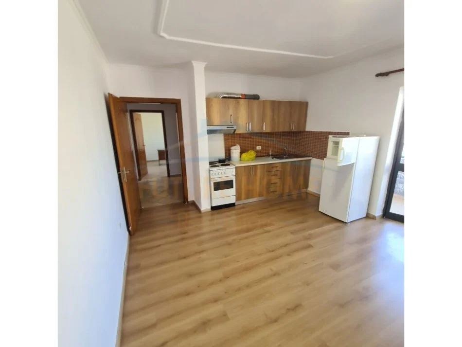 Tirane, jepet me qera apartament 1+1+Ballkon Kati 2, 55 m² 500 € (Stacioni i Trenit)