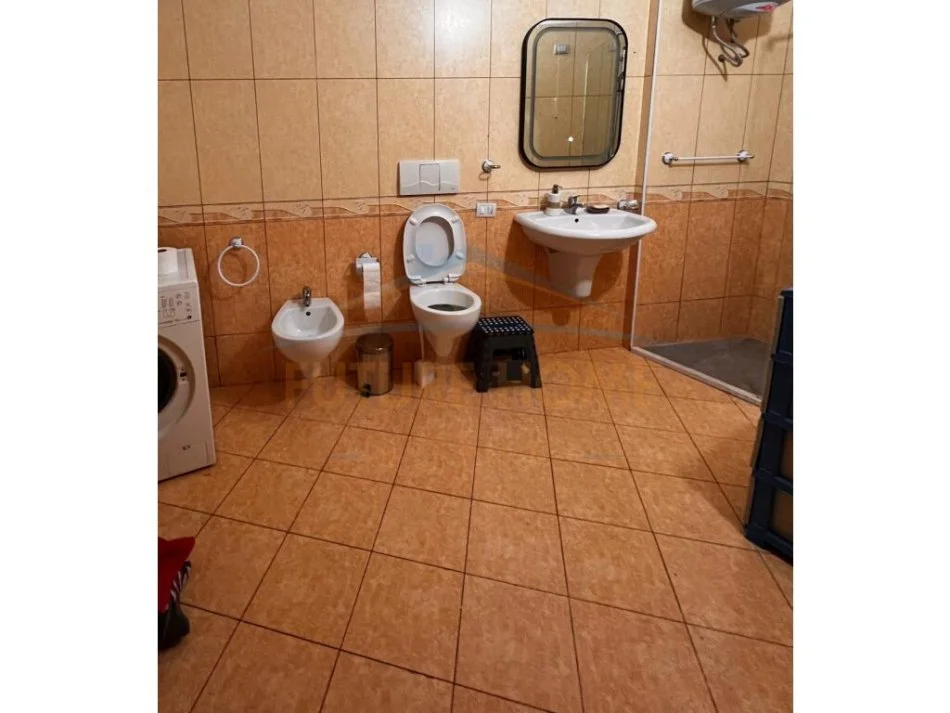 Durres, jepet me qera apartament 3+1 Kati 7, 140 m² 550 € (Prane portit ,Durres)