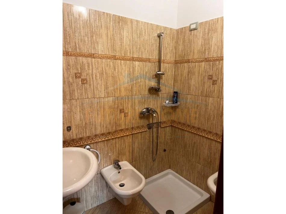 Durres, jepet me qera apartament 3+1 Kati 7, 140 m² 550 € (Prane portit ,Durres)