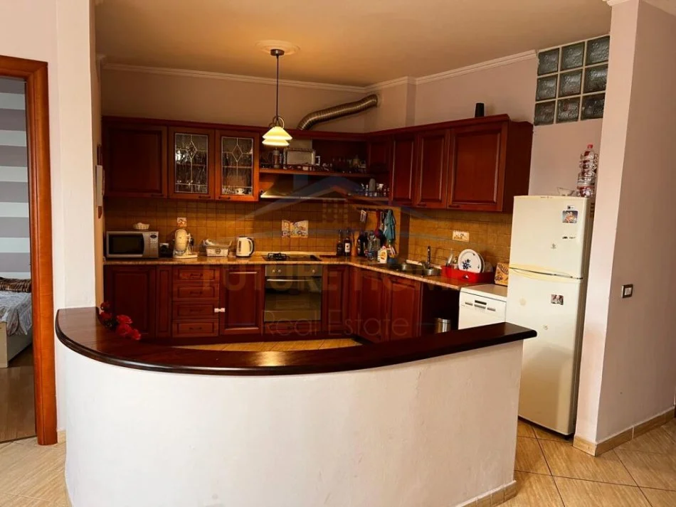 Durres, jepet me qera apartament 3+1 Kati 7, 140 m² 550 € (Prane portit ,Durres)