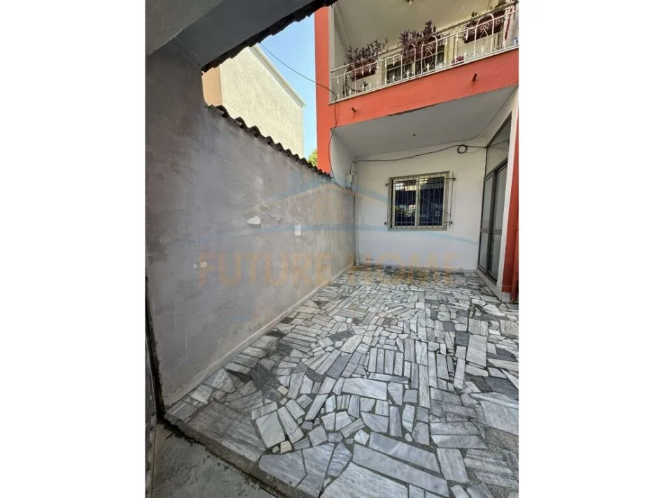 Tirane, jepet me qera apartament 3+1+Aneks+Ballkon Kati 1, 180 m² 650 € (Rruga Arkitetkt Kasemi)