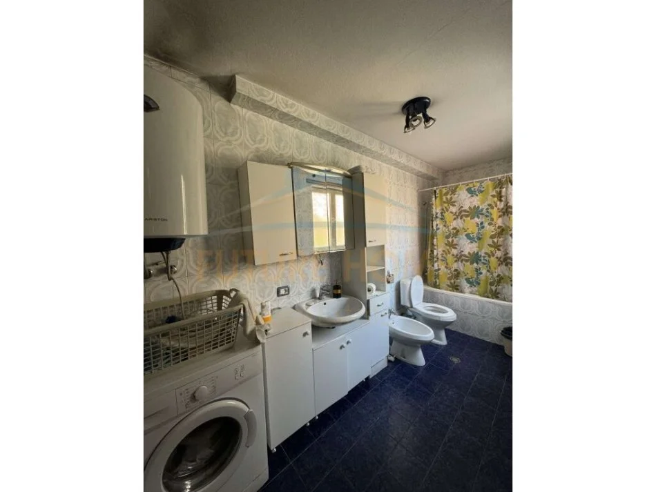 Tirane, jepet me qera apartament 3+1+Aneks+Ballkon Kati 1, 180 m² 650 € (Rruga Arkitetkt Kasemi)