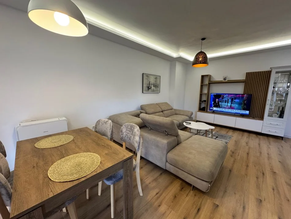 Tirane, jepet me qera apartament 2+1 Kati 2, 100 m² 1.000 € (Shkolla e kuqe)