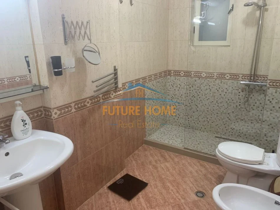 Tirane, jepet me qera apartament 2+1 Kati 9, 100 m² 800 € (Komuna e Parisit)