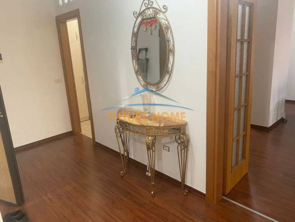 Tirane, jepet me qera apartament 2+1 Kati 9, 100 m² 800 € (Komuna e Parisit)
